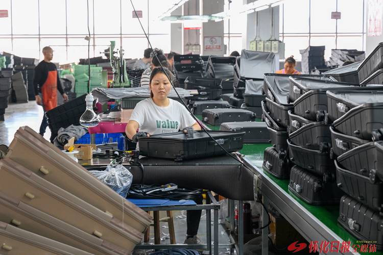 4月2日下午,湖南欧腾箱包制造有限责任公司的工作人员正在生产线上